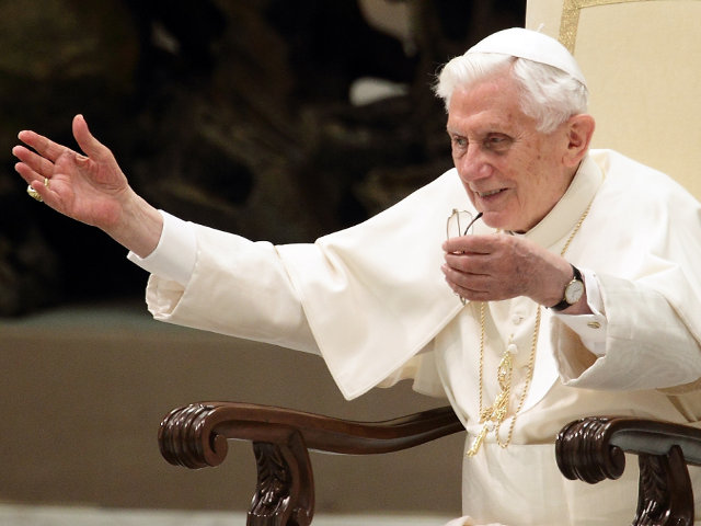 Почетный Папа впервые появился на публике после добровольной отставки