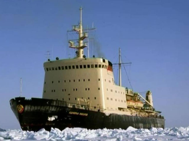 Ледокол "Адмирал Макаров" спас в Северном Ледовитом океане экипаж французского катамарана "Бабушка", состоявший из двух человек