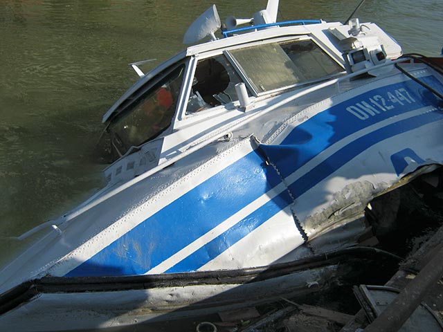 Специальная комиссия завершила расследование столкновения пассажирского теплохода "Полесье-8" и грузовой баржи на реке Иртыш 17 августа, в результате которого шесть человек погибли и еще полсотни пострадали