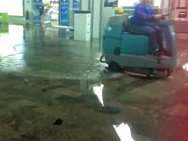 Зона прилета международного аэропорта Сочи оказалась подтопленной вследствие проливного дождя, обрушившегося на город-курорт в среду утром,
