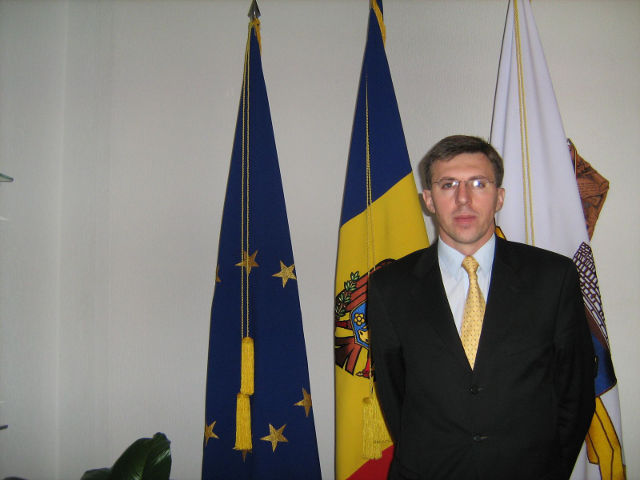 Мэр Кишинева Дорин Киртоакэ заявил в пятницу на оперативном заседании городского правительства, что рекламные панно с изображением патриарха Кирилла, прибывающего 7 сентября с визитом в Молдавию, установлены в Кишиневе незаконно