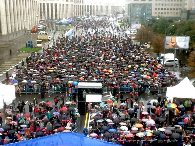 Полиция насчитала 200 человек на митинге в поддержку Навального, где кандидат обещает "врезать року" Полиция насчитала 200 человек на митинге в поддержку Навального, где кандидат обещает "врезать року"