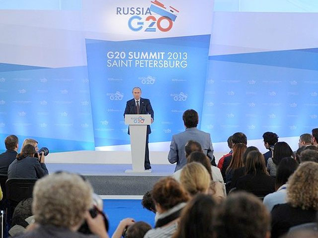 На пресс-конференции по итогам саммита "Большой двадцатки" президент РФ Владимир Путин заявил, что в разговоре с Бараком Обамой не затрагивал тему получившего в России временное убежище Эдварда Сноудена