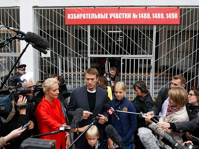 Кандидаты в мэры Москвы Алексей Навальный (на фото) и Михаил Дегтярев первыми из шестерки претендующих на этот пост проголосовали