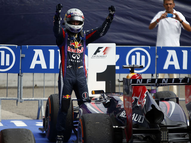Пилот команды "Ред Булл" Себастьян Феттель выиграл Гран-при Италии в Монце - последний европейский этап в сезоне "Формулы-1"