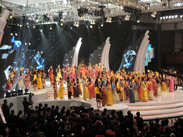 На индонезийском острове Бали в воскресенье вечером состоялась церемония открытия конкурса "Мисс Мира-2013". 131 красавицу охраняли более 100 сотрудников органов правопорядка в бронежилетах и с винтовками