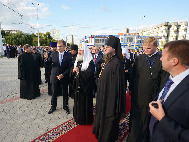 Патриарх призвал решать приднестровскую проблему путем открытого диалога. На фото - встреча с предстоятелем РПЦ в Тирасполе