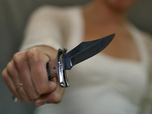 В Иркутске судят ревнивую сыщицу МВД, нанесшую сопернице 20 ударов ножом