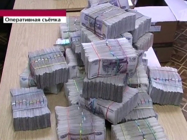 Московская милиция поймала его с поличным на сумму 2 млн рублей, которые он получил в качестве задатка от компании "Ренессанс Технолоджи"