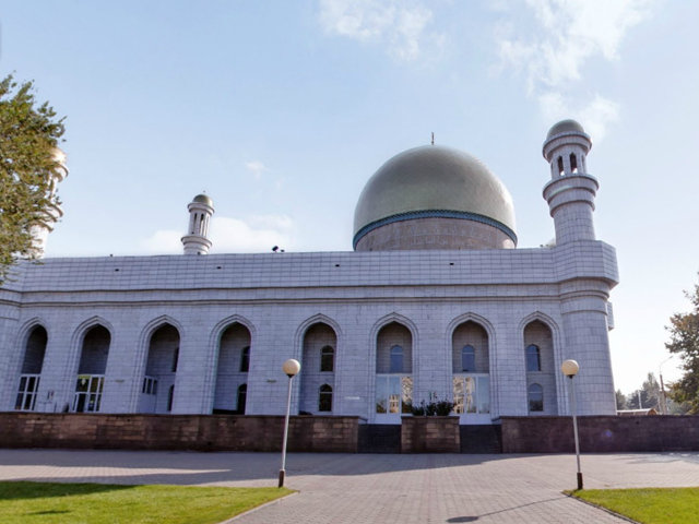 Ученица духовной школы Центральной мечети Алматы обвинила имамов в злоупотреблениях в отношении юных прихожанок