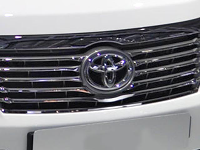 Автомобиль Toyota Chaser, популярный у любителей уличных гонок, на большой скорости врезался в машины, припаркованные на Нижней Сыромятнической улице
