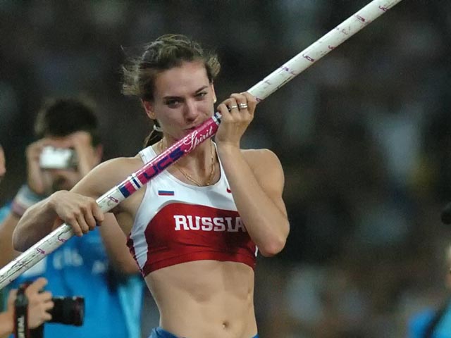 Елена Исинбаева (шест) - двукратная олимпийская чемпионка и 27-кратная рекордсменка мира блестяще выступила в Москве, где выиграла с лучшим результатом сезона в Европе (4.89)