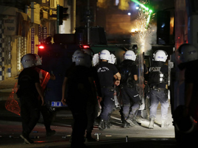 В Стамбуле, Анкаре, Измире, Антакье и других городах Турции вечером в среду, 11 сентября, возобновились антиправительственные выступления. В столице снова были подняты в небо полицейские вертолеты