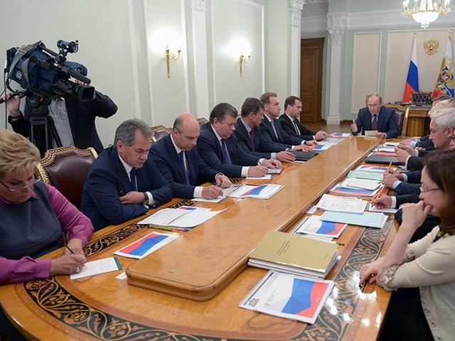 К совещанию у президента Владимира Путина минфин сократил основные параметры федерального бюджета на 2014-2015 годы, предварительно одобренные правительством