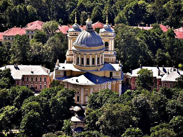 Санкт-Петербург в день памяти своего небесного покровителя - святого Александра Невского - отмечает 300-летие монастыря, носящего его имя