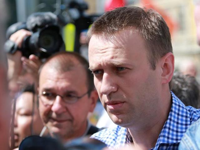 Оппозиционер Алексей Навальный не доволен тем, как складывается судьба его инициативы по ограничению стоимости закупаемых государством автомобилей, собравшей 100 тысяч подписей россиян