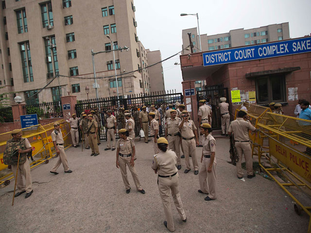 В Дели в пятницу вынесен приговор по резонансному делу о групповом изнасиловании и убийстве пассажирки автобуса. К этой расправе над студенткой были причастны шесть человек