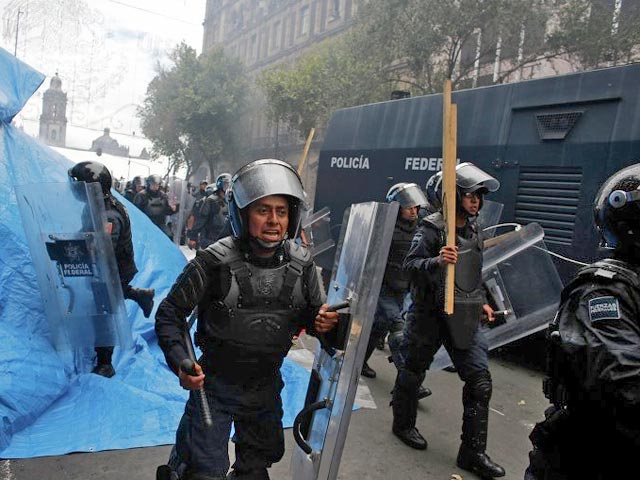 Не менее 40 человек получили ранения в центре мексиканской столицы при разгоне многотысячной акции протеста работников сферы образования на площади Сокало