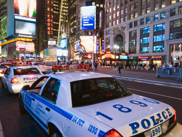 Американские полицейские открыли стрельбу на площади Таймс-сквер, в центре Нью-Йорка, пытаясь задержать подозрительного мужчину. В результате получили ранения две проходившие мимо женщины