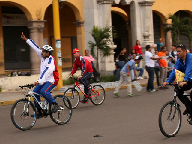 Президент Венесуэлы Николас Мадуро упал с велосипеда во время массового спортивного мероприятия