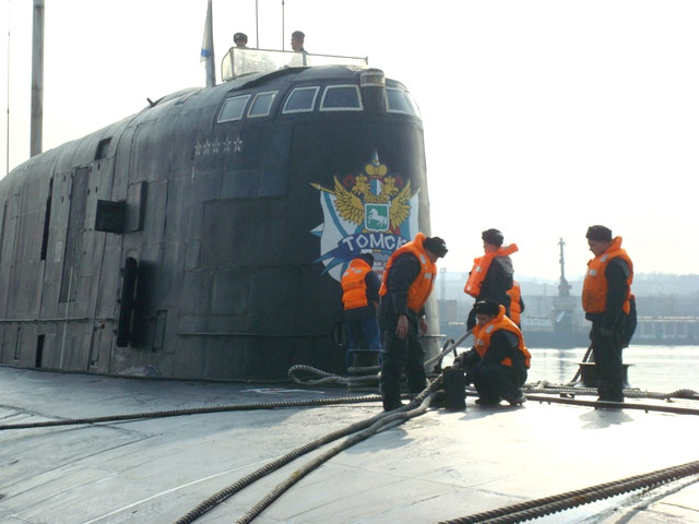 В Приморье загорелась атомная подводная лодка "Томск", находящаяся на ремонте, в тушении задействовано 15 пожарных расчетов: 10 от Тихоокеанского флота (ТОФ) и пять от МЧС