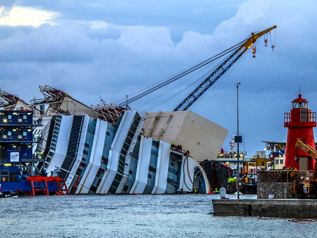 Подъем затонувшего в январе прошлого года океанского лайнера Costa Concordia должен был начаться еще в 06:00 по местному (08:00 по московскому) времени. Однако на острове разразилась сильная гроза