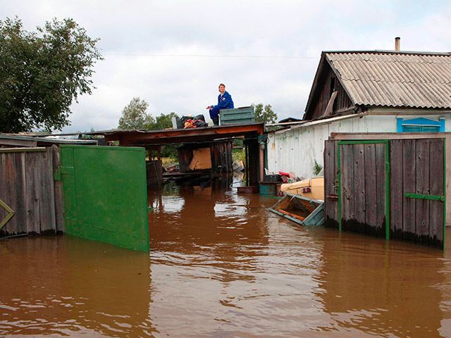 Ситуация с наводнениями на Дальнем Востоке остается напряженной: после сильного ночного шторма, угрожавшего размыть дамбу у Комсомольска-на-Амуре, вода в этом районе долгое время держалась на уровне 909 см,