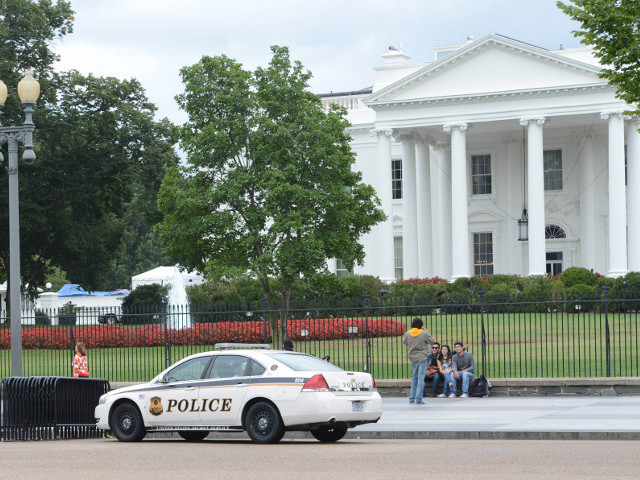 В американской столице новое ЧП: мужчина перебросил пару петард через забор Белого дома. Его тут же арестовали сотрудники Секретной службы