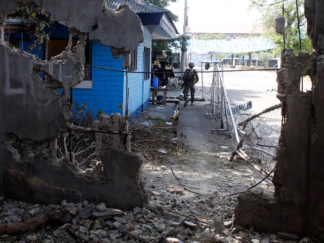 Число погибших в ходе столкновений между филиппинскими военными и боевиками-исламистами в городе Замбоанга на юге страны, начавшихся около недели назад, достигло 99 человек. Среди погибших - 86 мятежников, девять военных и еще четыре мирных жителя
