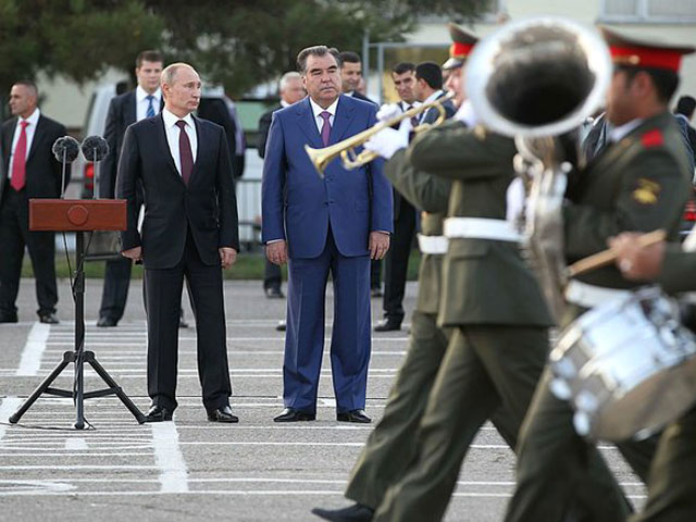 Владимир Путин и Эмомали Рахмон, 201-я российская военная база в Таджикистане, октябрь 2012 года
