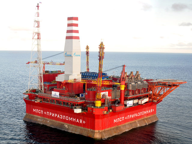 Активисты Greenpeace снова попытались проникнуть на платформу "Газпрома" в Арктике "Приразломная"