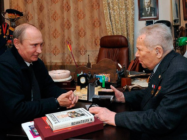 Президент навестил и поздравил с наступающим днем оружейника Михаила Калашникова, месяц назад выписанного из военного госпиталя