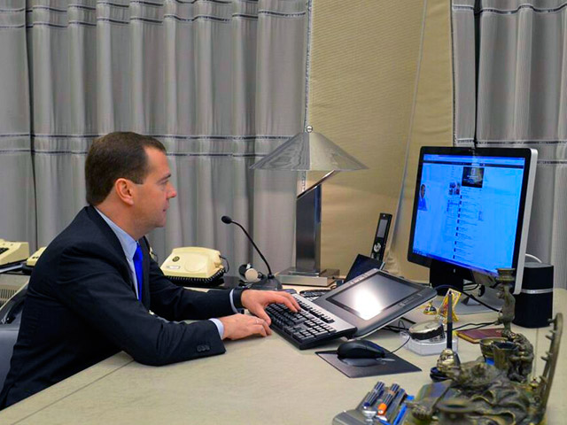 Премьер-министр России Дмитрий Медведев поблагодарил за внимание читателей своего микроблога в Twitter, число которых в среду перевалило за два миллиона