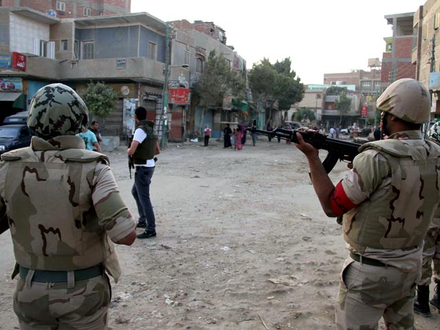 Сотрудники египетских сил безопасности вступили в перестрелку с вооруженными группировками в ходе операции в предместье Каира, убит генерал полиции