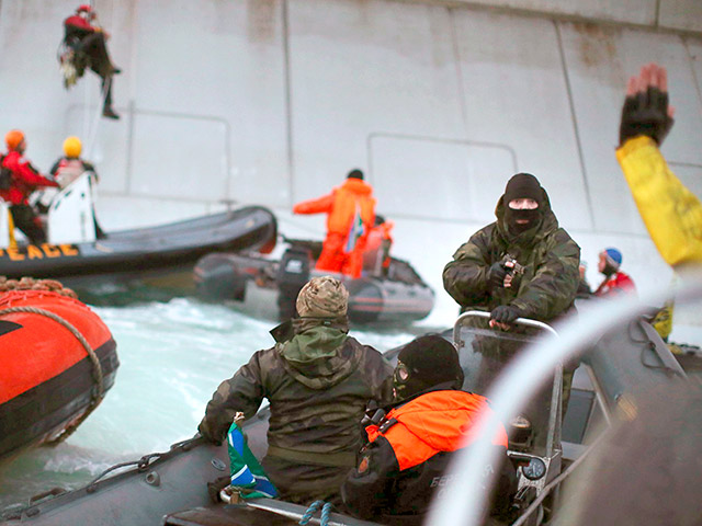 Противостояние российских пограничников с активистами на судне Greenpeace Arctic Sunrise в Арктике обернулось захватом корабля вооруженными представителями власти