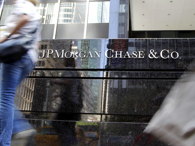 Американский банковский конгломерат JPMorgan Chase & Co. выплатит финансовым регуляторам США и Великобритании 920 млн долларов в виде штрафов по делу об убытках в лондонском подразделении из-за безответственных ставок трейдеров на рынках деривативов