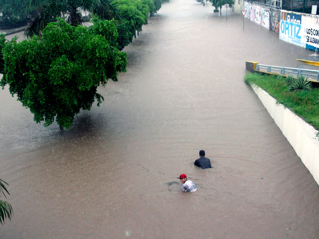 Число жертв наводнений и схода селевых потоков, вызванных ураганом "Ингрид" и тропическим штормом "Мануэль" в Мексике, достигло 97 человек