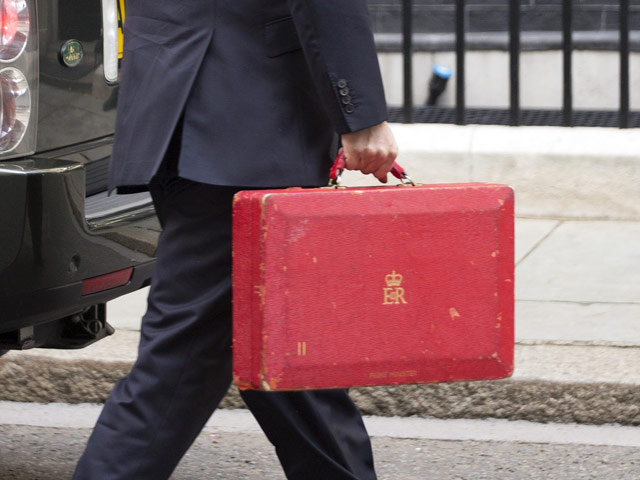 Британский премьер-министр Дэвид Кэмерон и его секретный кейс (так называемый "red box") в очередной раз оказались в центре внимания прессы