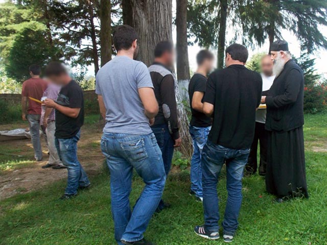 Условно осужденные в Грузии помогают в реконструкции монастыря