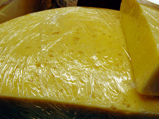 Цена на самые популярные в стране сорта сыра, "Российский" и "Голландский", как считают опрошенные газетой эксперты, к Новому году может перевалить за 300 руб. за один кг