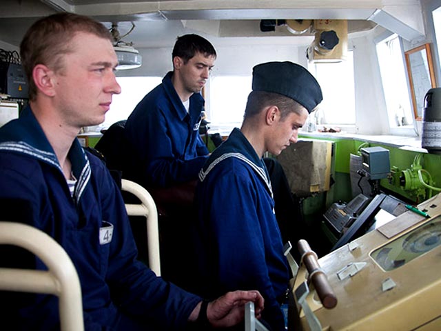 Около 20 надводных кораблей и подводных лодок, задействованных в итоговых учениях Северного флота РФ, вышли из пунктов базирования и занимают соответствующие районы на морских полигонах в Баренцевом море