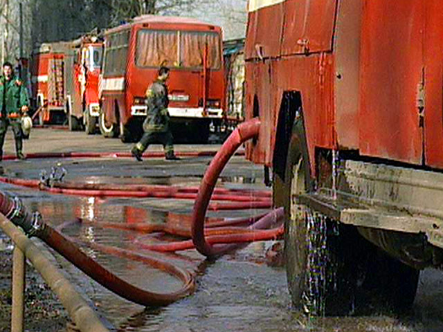 В поселке Крекшино в Новой Москве произошел необычный взрыв: разорвало трубу завода по производству липкой ленты, и десяток домовладений залило клеем