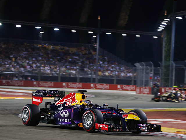 Гонщик команды "Ред Булл" Себастьян Феттель выиграл Гран-при Сингапура, одержав третью подряд победу в сезоне "Формулы-1"