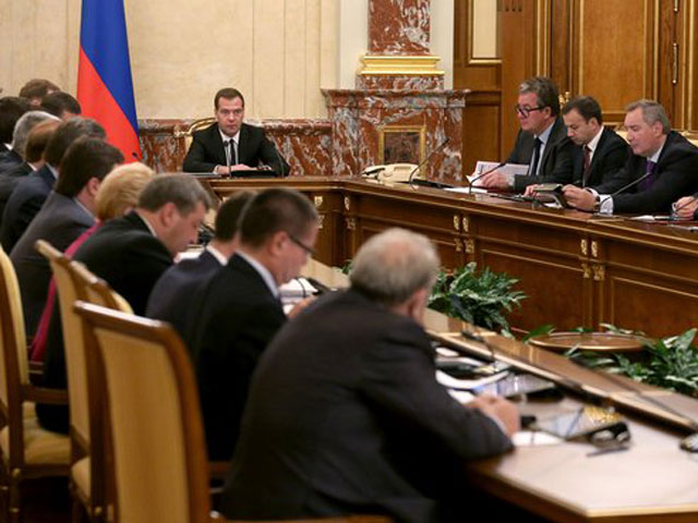 Премьер-министр РФ Дмитрий Медведев посетовал на заседании правительства, что чиновники срывают сроки реализации мероприятий по дорожным картам содействия бизнесу
