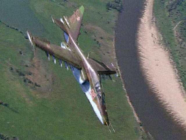 В Краснодарском крае штурмовик Су-25 потерял управление и упал в 49 километрах северо-восточнее аэродрома Приморско-Ахтарск.  По данным Минобороны, летчику удалось увести самолет от ближайшего населенного пункта, после чего он катапультировался