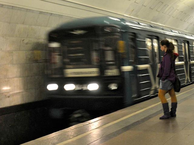 В московском метрополитене на Сокольнической ветке на четверть часа были остановлены поезда из-за человека, бегавшего по путям. Машинист одного из поездов заметил его в тоннеле между станциями "Воробьевы горы" и "Спортивная"