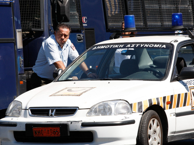 Греческое правительство сменило пять начальников управлений полиции в ходе расследования связей ультраправой партии "Хриси Авги" ("Золотая заря") с силовыми структурами страны