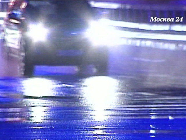 Московская полиция задержала водителя, который подозревается в нападении с битой на автолюбительницу. Злоумышленник разбил стекло в ее машине после того, как женщина не уступила ему дорогу