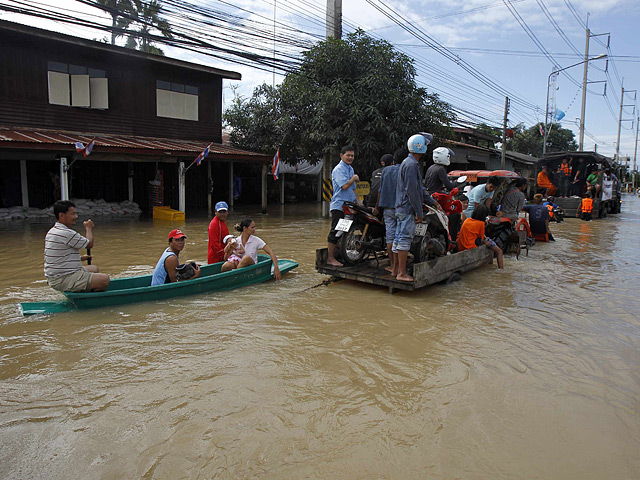 В Таиланде от наводнения пострадали 4025 населенных пунктов в 21 районе на северо-востоке и в центре страны. Более 600 тысяч человек пострадали, четверо погибли. Жители некоторых районов были эвакуированы