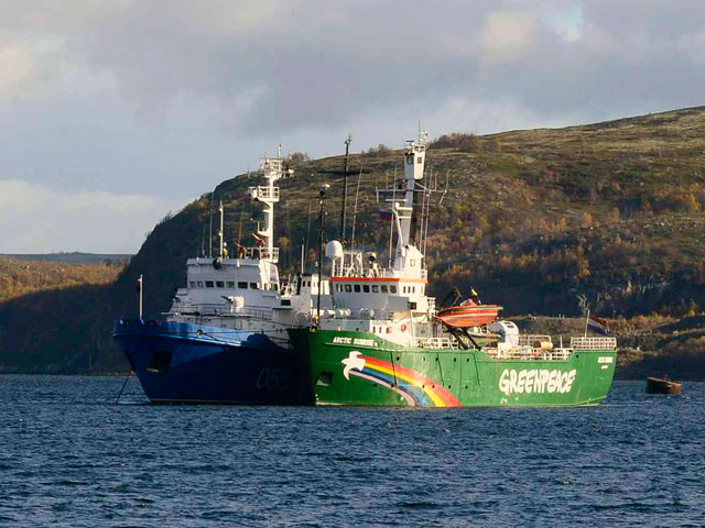 Делегация дипломатов из 18 стран поднялась на задержанное судно Greenpeace в Кольском заливе